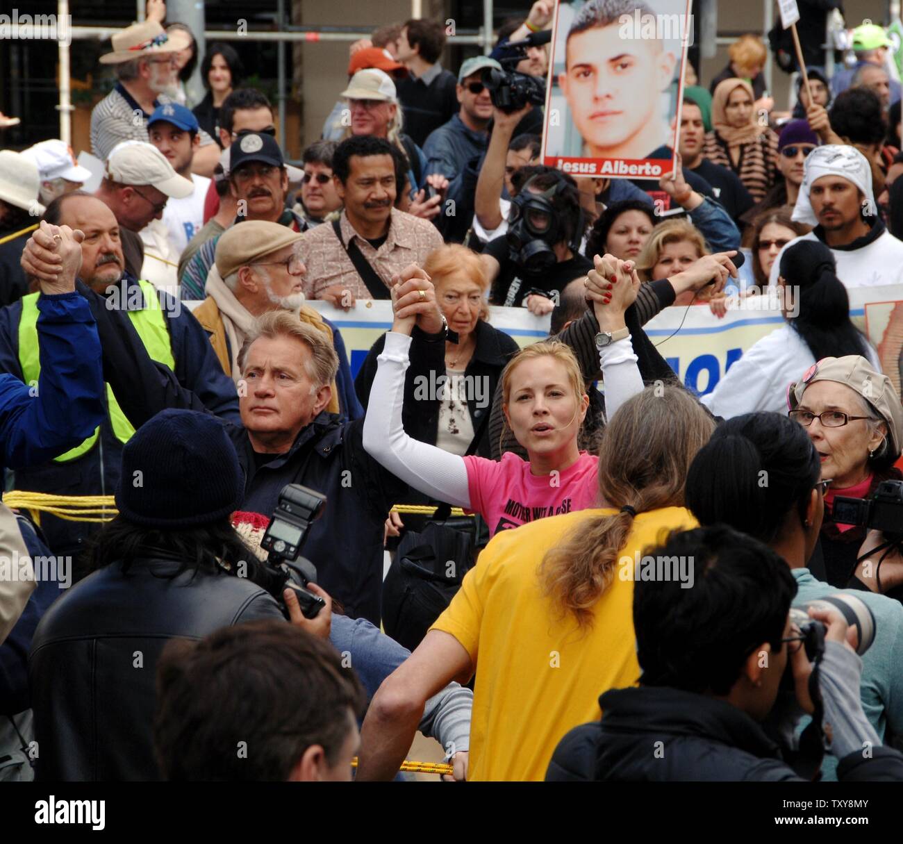 Schauspieler Martin Sheen (L) und Maria Bello halten Hände an Anti-kriegs-Demonstranten in einem Protestmarsch am dritten Jahrestag der US-Invasion im Irak im Hollywood Abschnitt von Los Angeles, Kalifornien, 18. März 2006. Tausende von Ant-Krieg Demonstranten auf die Straße gingen um die Welt Samstag, Kennzeichnung der dritte Jahrestag der US-Invasion im Irak führen, die für US-amerikanische und britische Truppen zu ziehen. (UPI Foto/Jim Ruymen) Stockfoto