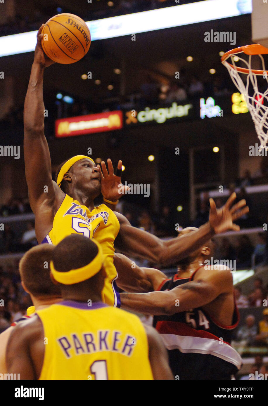 Los Angeles Lakers' Center Kwame Brown Kerben 2 seiner 20 Punkte über Brian Skinner während der ersten Hälfte von ihrer NBA Basketball Spiel mit den Portland Trail Blazers im Staples Center in Los Angeles am 14. April 2006. Die Lakers besiegten die Blazers 110-99. (UPI Foto/Jim Ruymen) Stockfoto