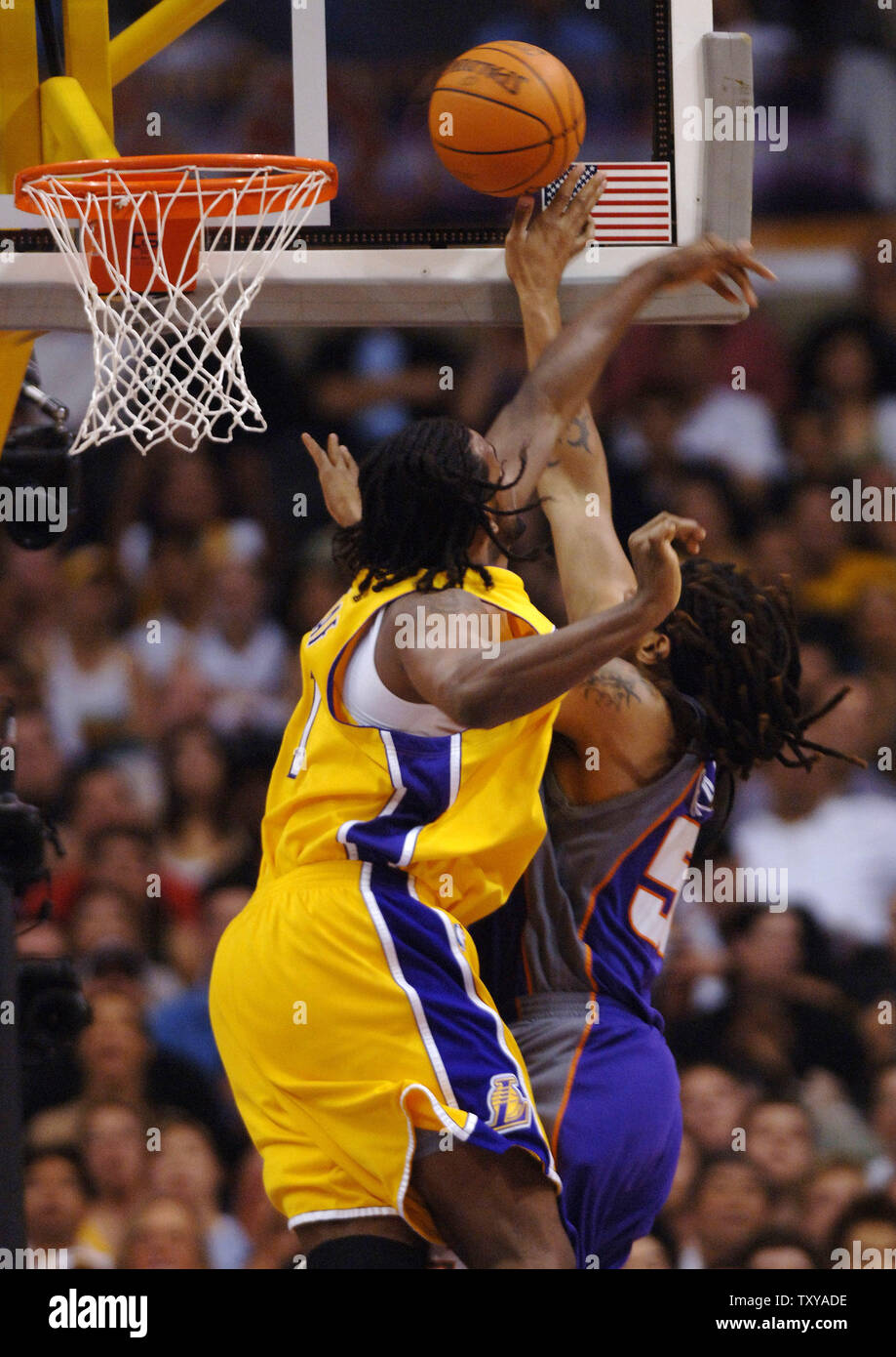 Phoenix Suns' Brian Grant wird von Los Angeles Lakers" Ronny Turiaf während Spiel 6 der runden Western Conference besten beschmutzt - von - sieben Endspiel-Reihe im Staples Center in Los Angeles, Kalifornien am 4. Mai 2006. Die Sonnen besiegte die Lakers 126-118 in Überstunden ein Spiel 7 in Phoenix am Samstag zu zwingen. (UPI Foto/Jim Ruymen) Stockfoto