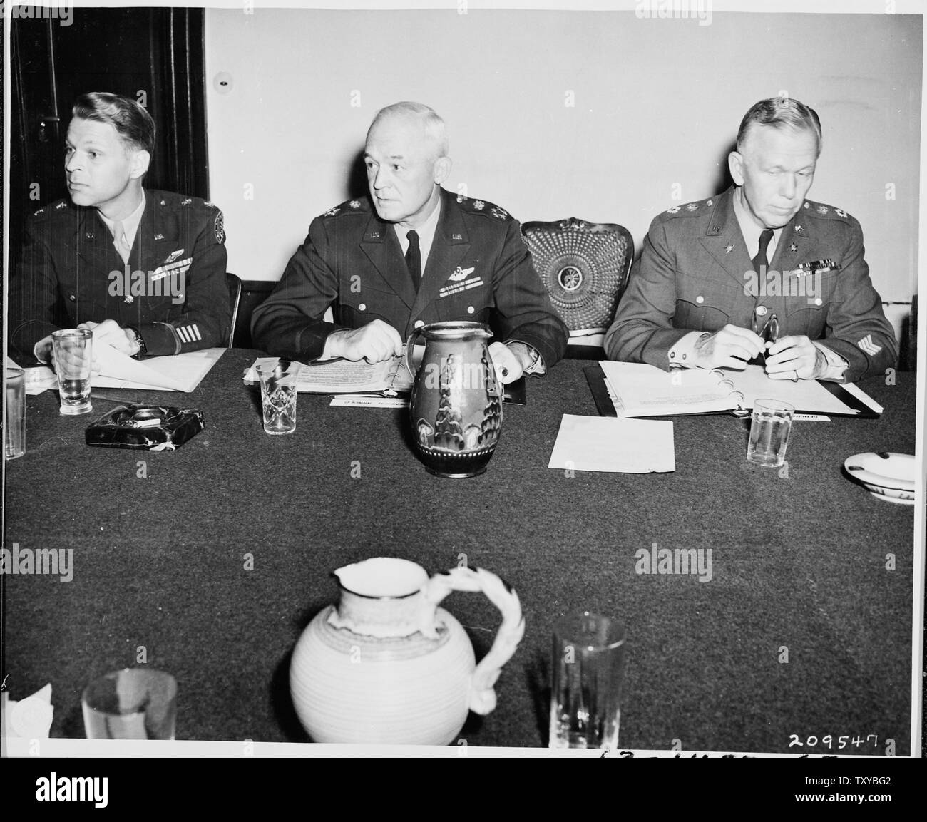 Stabschefs, L bis R: Generalmajor Lauris Norstad, General Henry H. Arnold und Gen. George C. Bei einem Treffen während der Potsdamer Konferenz in Deutschland. Stockfoto