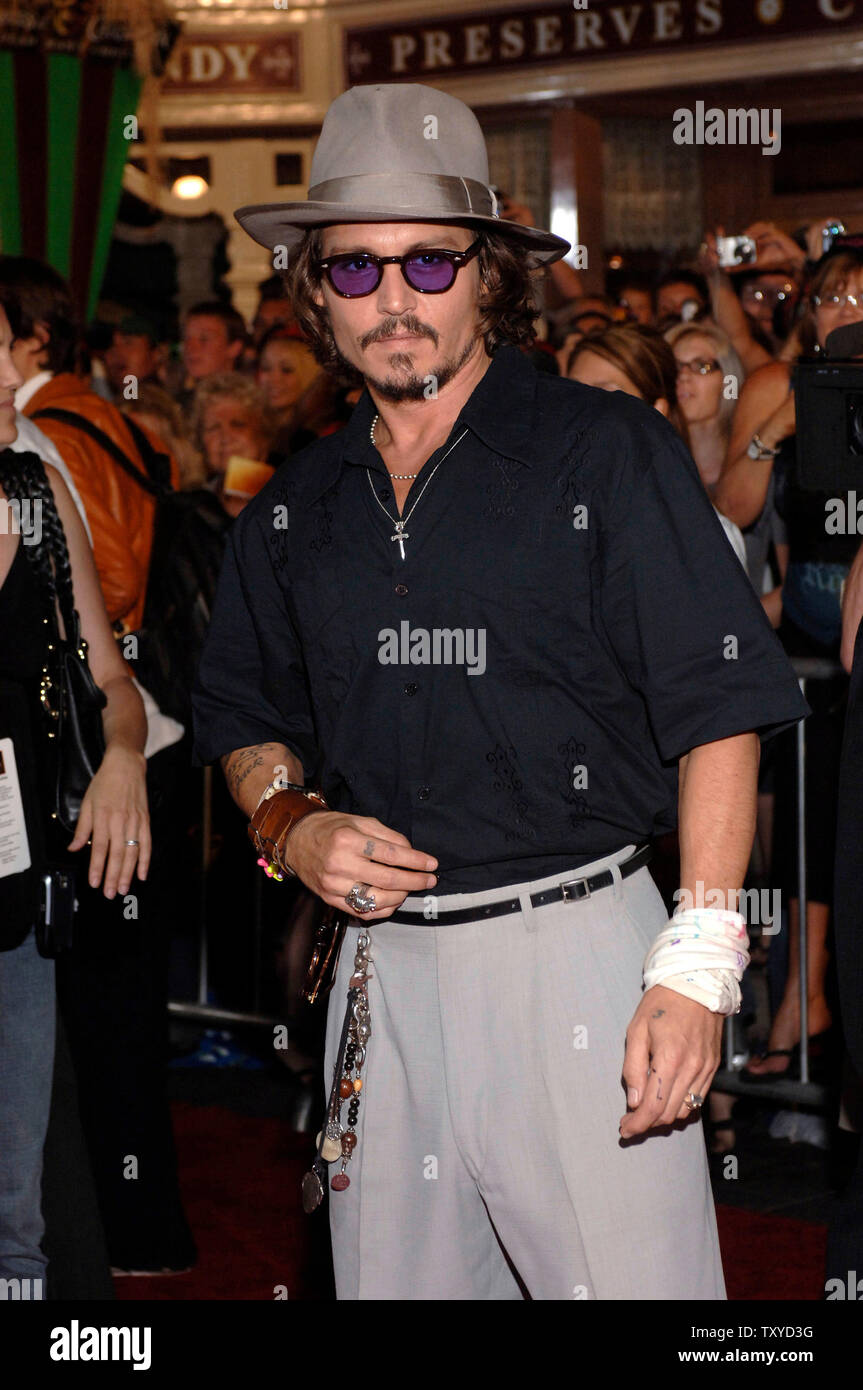 Schauspieler Johnny Depp kommt für die Weltpremiere von "Piraten der Karibischen Meere: Brust des toten Mannes" im Disneyland in Anaheim, Kalifornien, am 24. Juni 2006 abgehalten. (UPI Foto/Phil McCarten) Stockfoto