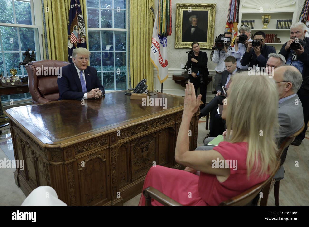 Washington, District of Columbia, USA. 25. Juni 2019. US-Präsident Donald Trump hört, Berater des Präsidenten Kellyanne Conway bei einem Treffen auf der dem Opioid-Epidemie in das Oval Office im Weißen Haus in Washington, DC, am Juni 25, 2019 Credit: Yuri Gripas/CNP/ZUMA Draht/Alamy leben Nachrichten Stockfoto