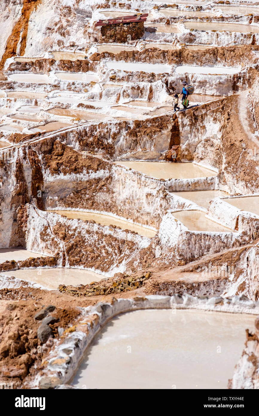 Salineras de Maras/Maras Salzminen. Die Salzgewinnung in Maras Salinen, Terrassen und Teichen, Peru Sacred Valley. Stockfoto