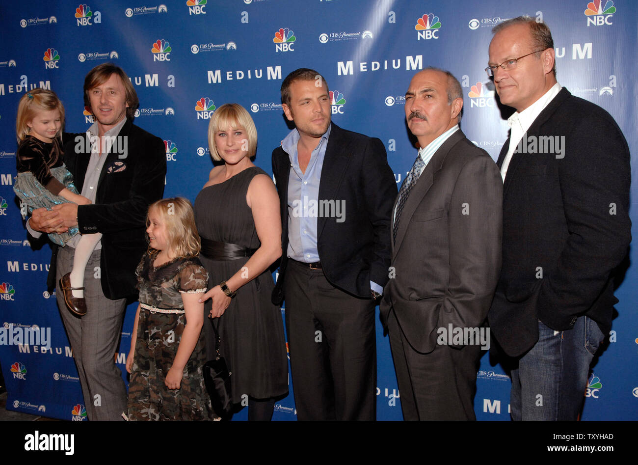 Miranda Carabello (L-R), Jake Weber, Maria Lerche, Patricia Arquette, David Cubitt, Miguel Sandoval und Kelsey Grammer nehmen an der 'Mittel' Partei an der Stephen Cohen Gallery in Los Angeles am 26. Oktober 2006 statt. (UPI Foto/Phil McCarten) Stockfoto