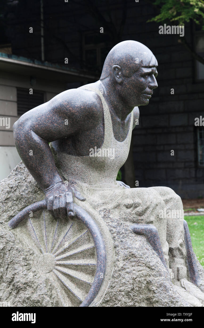 Skulptur von Rick Hansen installiert an der Vorderseite des Heather Pavillion der Vancouver General Hospital Stockfoto