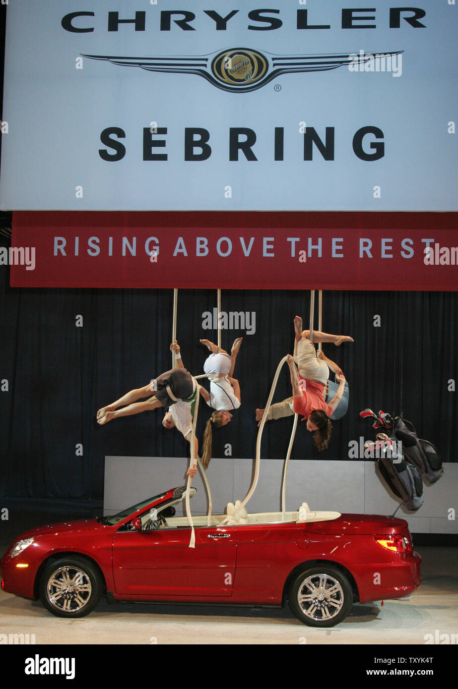 Antenne Akrobaten sind aus dem Auto während einer Präsentation für die 2008 Chrysler Sebring Cabrio auf der Los Angeles Auto Show in Los Angeles am 29. November 2006 aufgehoben. (UPI Foto/David Silpa) Stockfoto