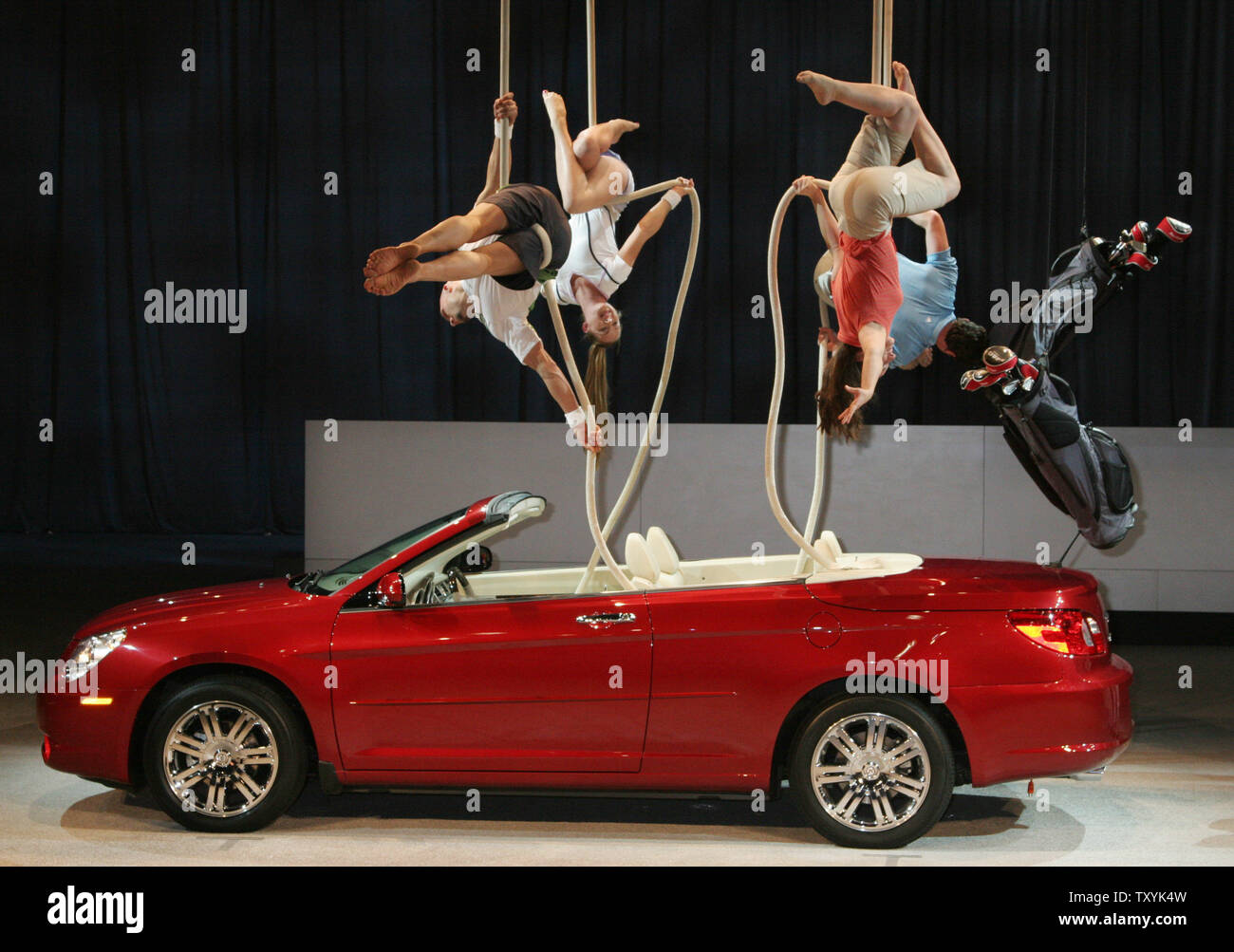 Antenne Akrobaten sind aus dem Auto während einer Präsentation für die 2008 Chrysler Sebring Cabrio auf der Los Angeles Auto Show in Los Angeles am 29. November 2006 aufgehoben. (UPI Foto/David Silpa) Stockfoto