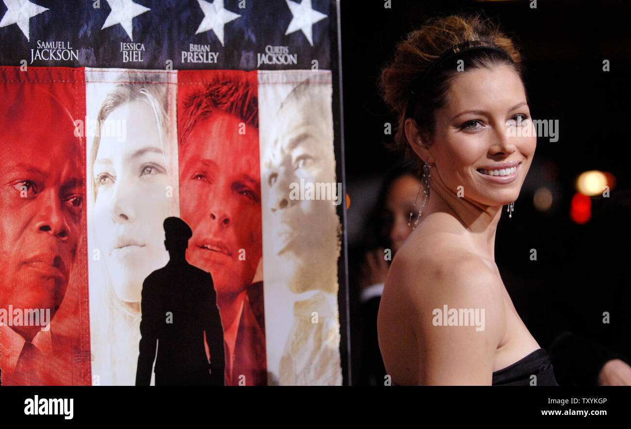 Warf Mitglied Jessica Biel besucht die Weltpremiere von "Heim der Tapferen" an der Akademie der Künste und Wissenschaften in Beverly Hills, Kalifornien am 12. Dezember 2006 statt. (UPI Foto/Phil McCarten) Stockfoto