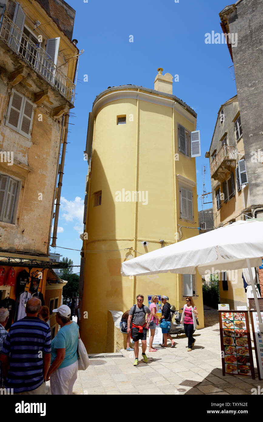 KERKYRA, GREEES - Mai 17: Die Touristen sind auf der Straße am 17. Mai 2016 in Korfu, Griechenland. Bis zu 16 Millionen Touristen erwartet, Griechenland im Jahre 201 zu besuchen Stockfoto