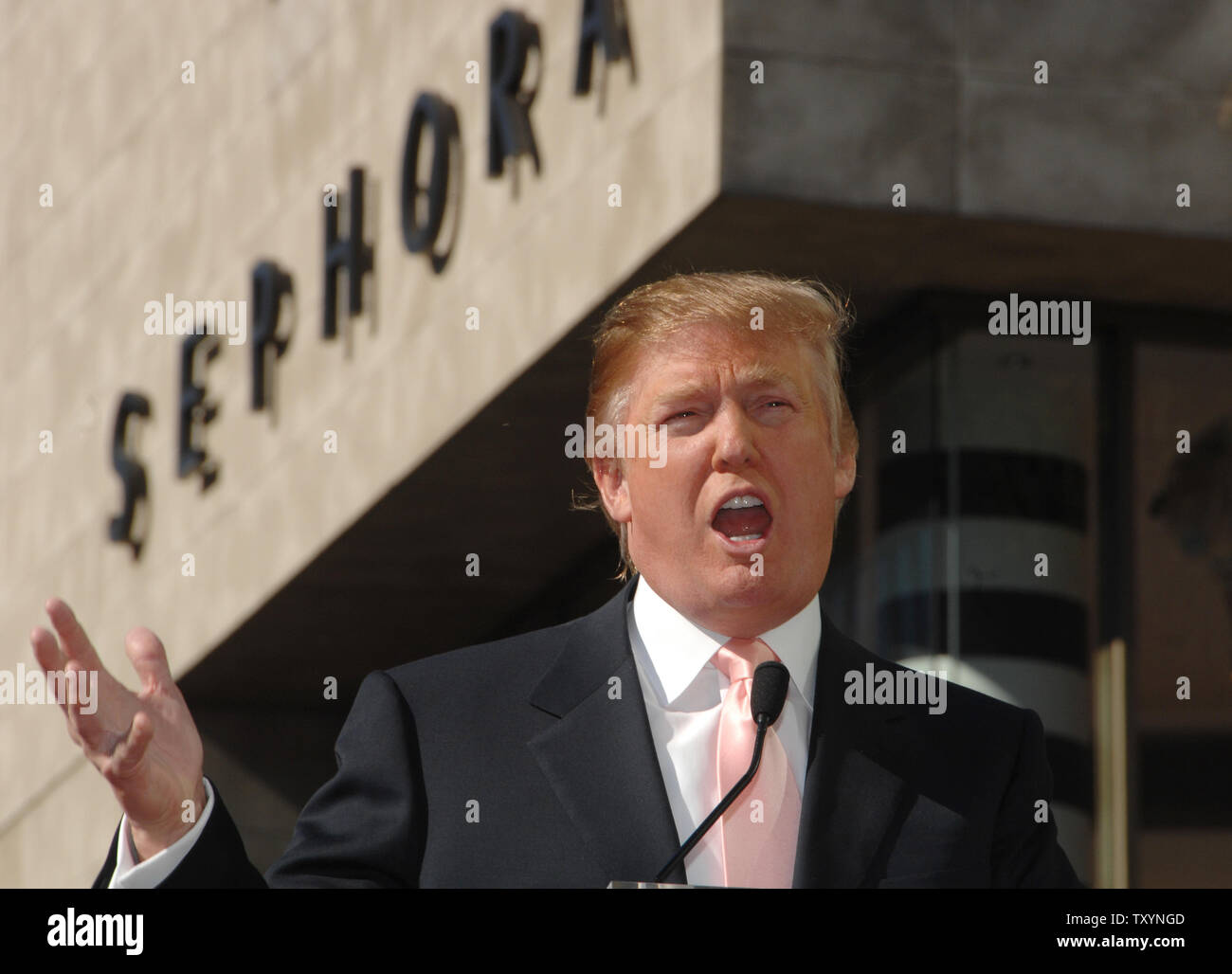 Donald Trump, der Milliardär Entwickler und Hersteller von NBC's "The Apprentice", spricht während einer Zeremonie ihn ehrt mit einem Stern auf dem Hollywood Walk of Fame in Los Angeles am 16. Januar 2007. (UPI Foto/Jim Ruymen) Stockfoto