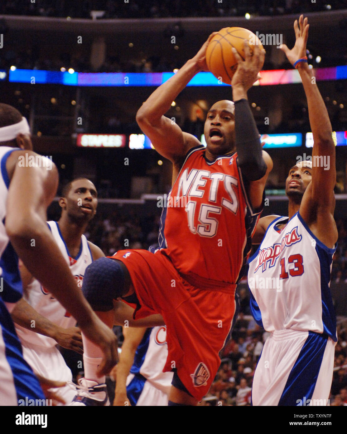 New Jersey Nets Vince Carter (15) teilt die Los Angeles Clippers Verteidigung Partitur zwei seiner 33 Punkte in der zweiten Hälfte im Staples Center in Los Angeles am 25. Januar 2007 zu. Die Clippers besiegten die Netze 102-101, da die Netze erlitten ihre dritte nachfolgende One Point Verlust in den letzten Sekunden des Wettbewerbs. (UPI Foto/Jim Ruymen) Stockfoto