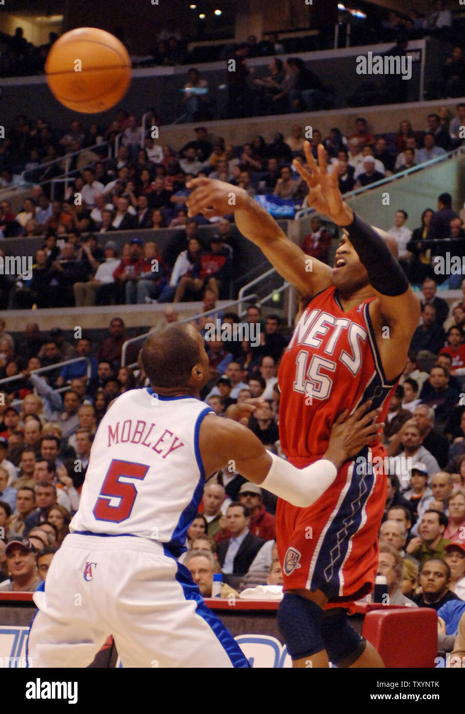 New Jersey Nets Vince Carter (15) führt über Los Angeles Clippers Cuttino Mobley (5) in der zweiten Hälfte bei Staples Center in Los Angeles am 25. Januar 2007. Die Clippers besiegten die Netze 102-101, da die Netze erlitten ihre dritte nachfolgende One Point Verlust in den letzten Sekunden des Wettbewerbs. (UPI Foto/Jim Ruymen) Stockfoto