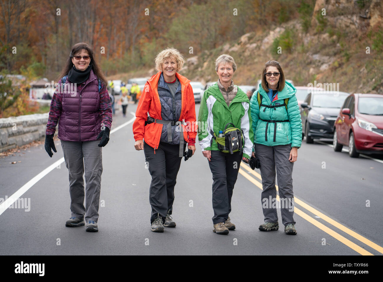 Vier Frau Spaziergang an einem kalten Morgen zusammen Foothills Parkway in trägt Tal, TN am Eröffnungstag. Stockfoto