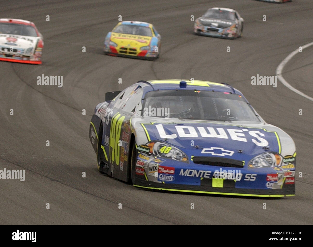 Jimmie Johnson kommt aus zwei an der Auto Club 500 in Fontana, Kalifornien, die am 25. Februar 2007. Johnson führte das Rennen 31 Runden, aber beendete dritte hinter Matt Kenseth, wer gewonnen hat, und Jeff Gordon, der zweite nahm. (UPI Foto/John Hayes) Stockfoto