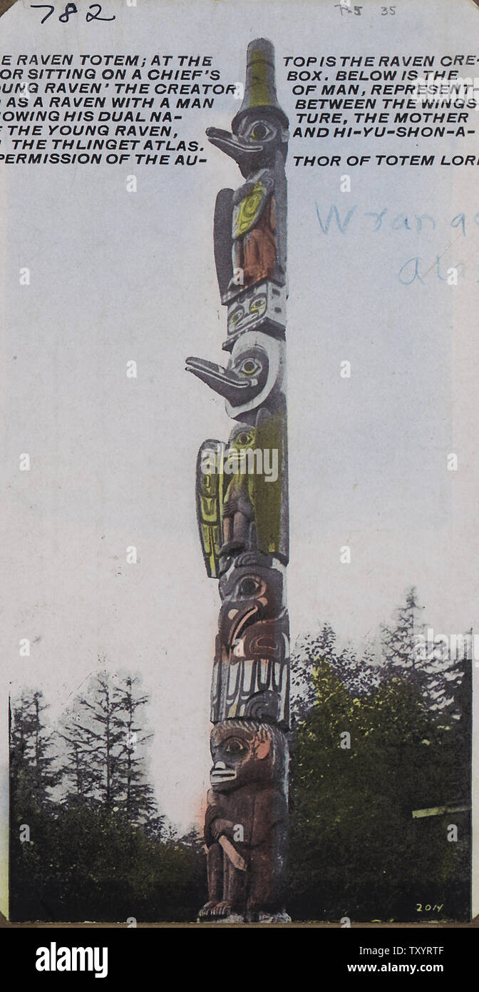 Farbe Postkarte. Der Rabe Totem, Wrangell, Alaska.; Umfang und Inhalt: Text auf der Karte: An der Spitze ist der Rabe Schöpfer sitzt auf einem Chief. Unten ist die junge Raven den Schöpfer des Menschen, dargestellt als ein Rabe mit einem Mann zwischen den Flügeln seiner dualen Natur angezeigt, die Mutter des Jungen Raven und Hi-Yu - KOLLEGAH - Ein-Gu die Thlinget Atlas. Mit freundlicher Genehmigung des Autors von Totem Lore. Auf der Rückseite der Post, in der Handschrift im Raum für Adresse reserviert ist folgende: Herr Henry S. Wellcome, Ketchikan, Alaska. Auf der gegenüberliegenden Seite, im Raum für Korrespondenz, ist Folgendes: Sehr geehrter Herr Wellcome: Ich h Stockfoto