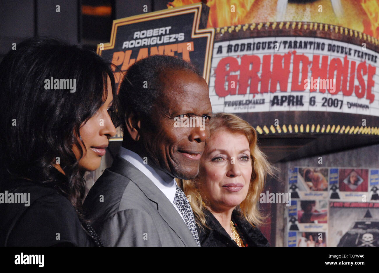 Schauspieler Sydney Poitier (C) kommt mit seiner Frau Joanna Shimkus (R) und ihre Tochter für die Premiere der motion picture sci-fi Thriller 'Grindhouse' im Orpheum Theater in Los Angeles am 26. März 2007. Der Film verfügt über zwei volle Länge Horrorfilme, 'Death Proof' und 'Planet Terror', geschrieben und unter der Regie von Quentin Tarantino und Robert Rodriguez. (UPI Foto/Jim Ruymen) Stockfoto