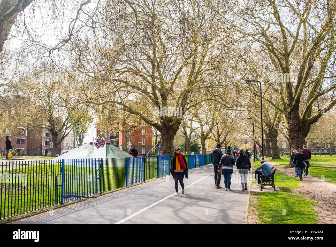 London Felder, East London, England, UK - April 2019: Menschen zu Fuß in London Felder Park, einer der beliebtesten Hackney Parks Stockfoto