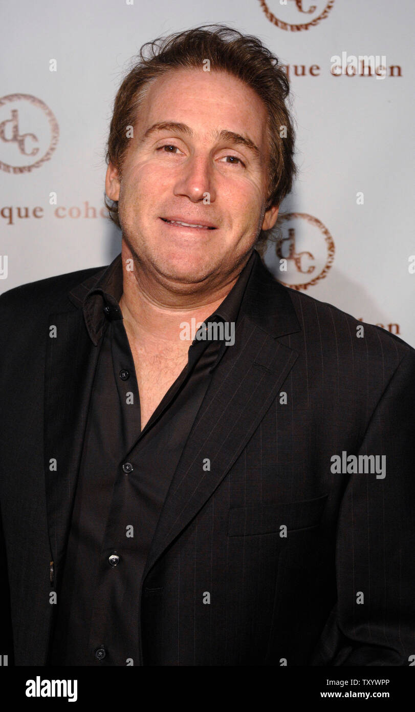 Schauspieler Mike Binder nimmt an der Eröffnung der Dominique Cohen Flaggschiff Jewelry Store in Los Angeles am 5. April 2007. (UPI Foto/Phil McCarten) Stockfoto