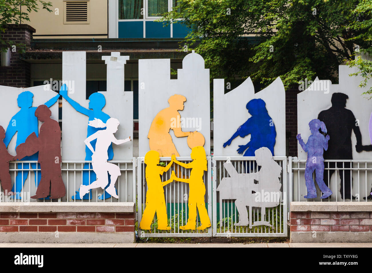 Kunst Installation im Stadtteil Yaletown Vancouver zeigt, Spielen, Lernen, Sport, snd menschliche Interaktion Stockfoto