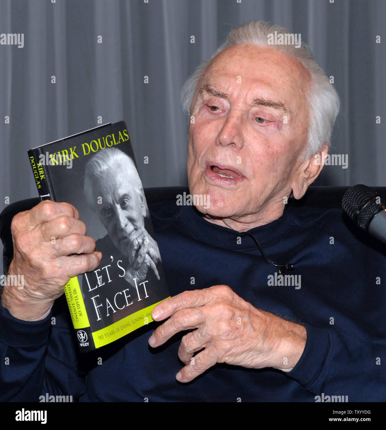 Kirk Douglas Witze mit Fotografen vor ein Live-interview auf der Bühne von Dennis Miller über seine Memoiren, "Let's Face It: 90 Jahre zu leben, zu lieben und zu lernen", in Culver City, Kalifornien am 14. Mai 2007. Dies ist das erste Mal, Douglas live auf der Bühne von seinem eigenen Theater wird angezeigt. (UPI Foto/Jim Ruymen) Stockfoto