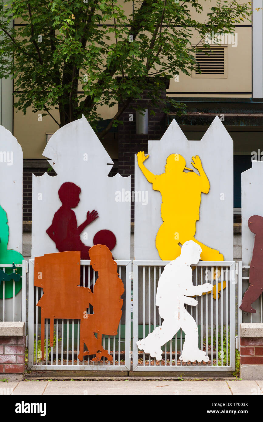 Kunst Installation im Stadtteil Yaletown Vancouver zeigt, Spielen, Lernen, Sport, snd menschliche Interaktion Stockfoto