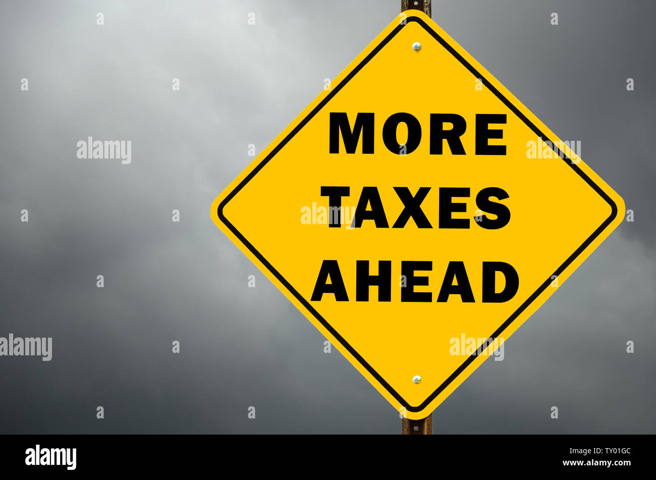 Mehr Steuern vor konzeptionellen Warnung Schild mit stürmischen Himmel im Hintergrund Stockfoto