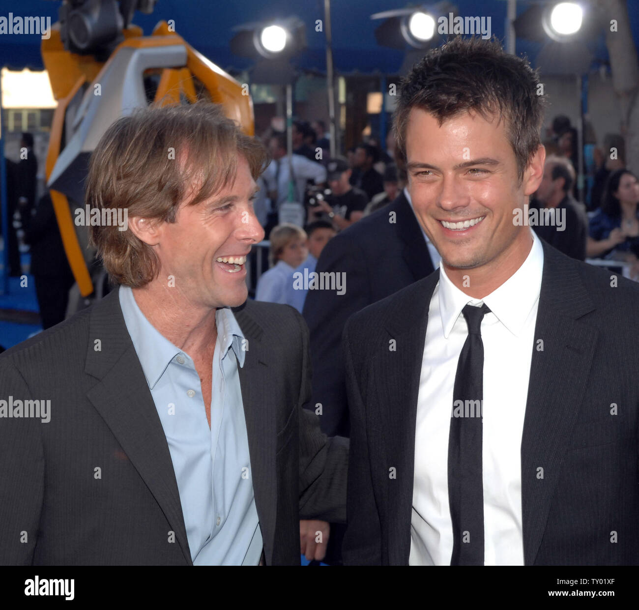 Schauspieler Josh Duhamel (R), eine warf Mitglied im sci-fi Action Adventure motion picture "Transformatoren", und Regisseur Michael Bay die Premiere des Films in der Westwood Abschnitt von Los Angeles am 27. Juni 2007 teilnehmen. (UPI Foto/Jim Ruymen) Stockfoto