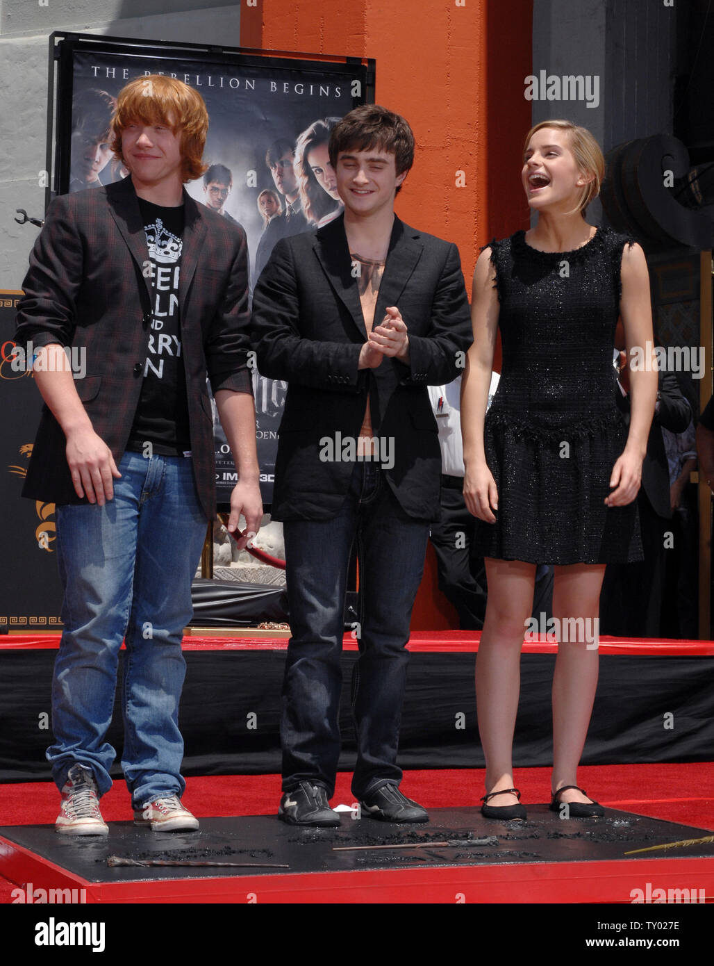 Die drei jungen Stars der 'Harry Potter' Filme Rupert Grint, Daniel Radcliffe und Emma Watson (L-R) stand in feuchtem Zement nach ihrer Füße, Hände und Zauberstäbe in die Substanz, auf dem Vorplatz des Grauman's Chinese Theater in Hollywood" in Los Angeles am 9. Juli 2007. 'Harry Potter und der Orden des Phönix", dem fünften Film der Reihe, weltweit in dieser Woche veröffentlicht werden. (UPI Foto/Jim Ruymen) Stockfoto