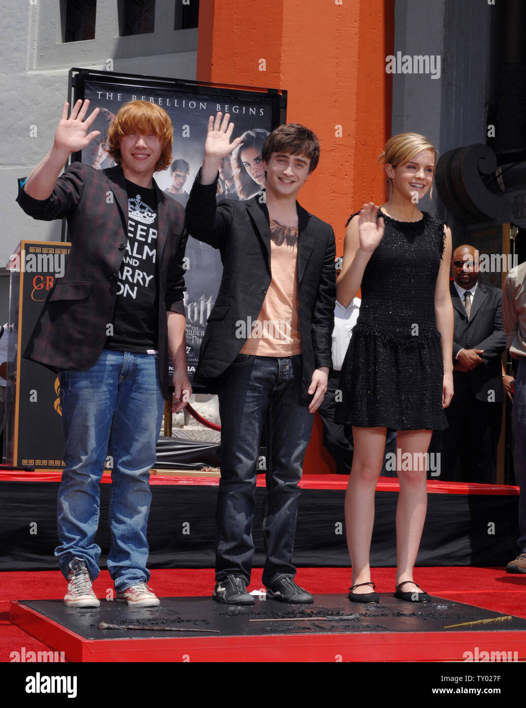 Die drei jungen Stars der 'Harry Potter' Filme Rupert Grint, Daniel Radcliffe und Emma Watson (L-R) stand in feuchtem Zement nach ihrer Füße, Hände und Zauberstäbe in die Substanz, auf dem Vorplatz des Grauman's Chinese Theater in Hollywood" in Los Angeles am 9. Juli 2007. 'Harry Potter und der Orden des Phönix", dem fünften Film der Reihe, weltweit in dieser Woche veröffentlicht werden. (UPI Foto/Jim Ruymen) Stockfoto