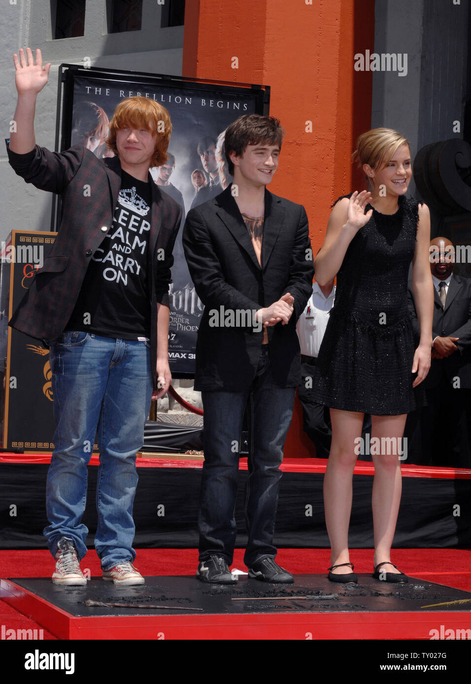 Die drei jungen Stars der 'Harry Potter' Filme Rupert Grint, Daniel Radcliffe und Emma Watson (L-R) stand in feuchtem Zement nach ihrer Füße, Hände und Zauberstäbe in die Substanz, auf dem Vorplatz des Grauman's Chinese Theater in Hollywood" in Los Angeles am 9. Juli 2007. 'Harry Potter und der Orden des Phönix", dem fünften Film der Reihe, weltweit in dieser Woche veröffentlicht werden. (UPI Foto/Jim Ruymen) Stockfoto