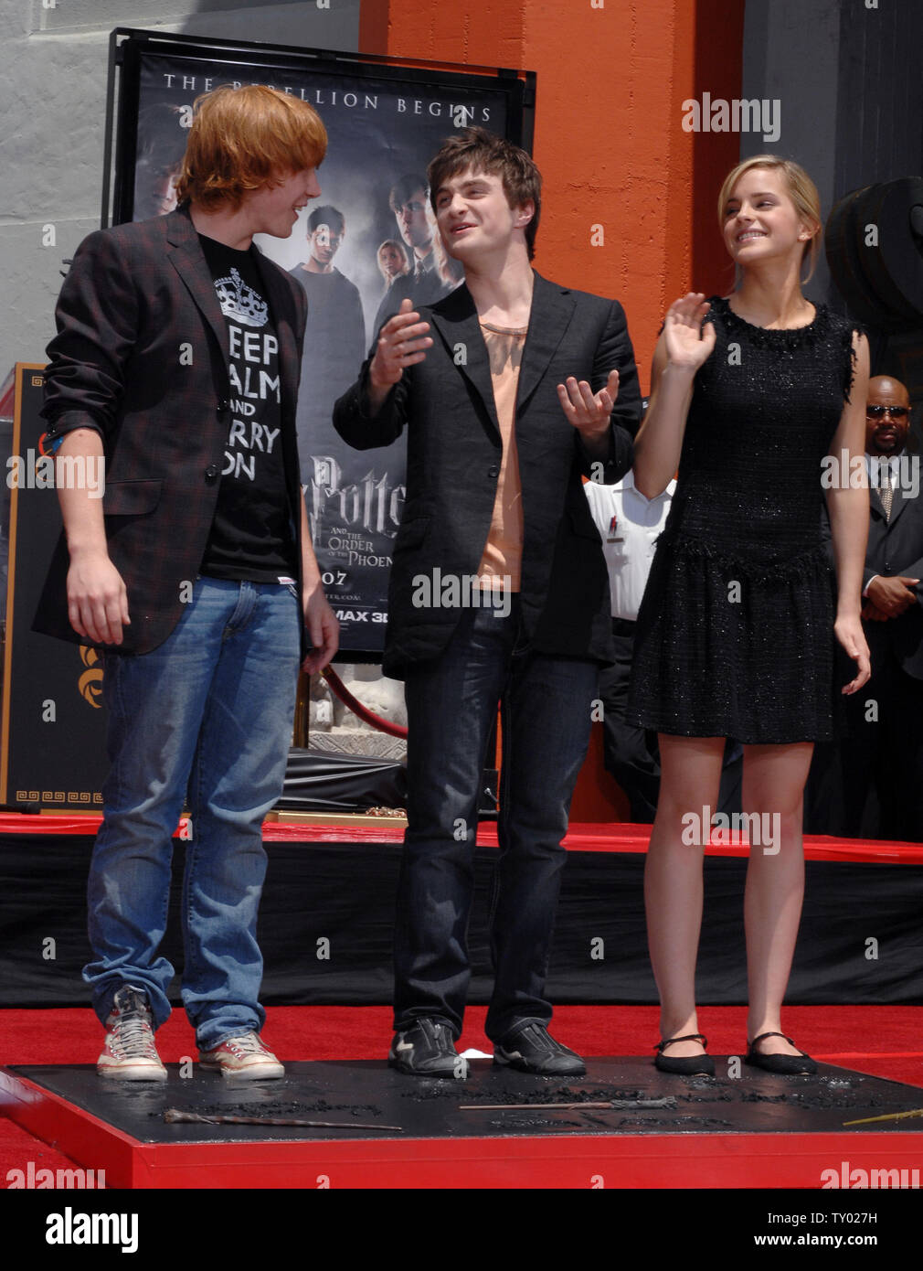 Die drei jungen Stars der 'Harry Potter' Filme Rupert Grint, Daniel Radcliffe und Emma Watson (L-R) stand in feuchtem Zement nach ihrer Füße, Hände und Zauberstäbe in die Substanz, auf dem Vorplatz des Grauman's Chinese Theater in Hollywood" in Los Angeles am 9. Juli 2007. 'Harry Potter und der Orden des Phönix", dem fünften Film der Reihe, weltweit in dieser Woche veröffentlicht werden. (UPI Foto/Jim Ruymen) Stockfoto