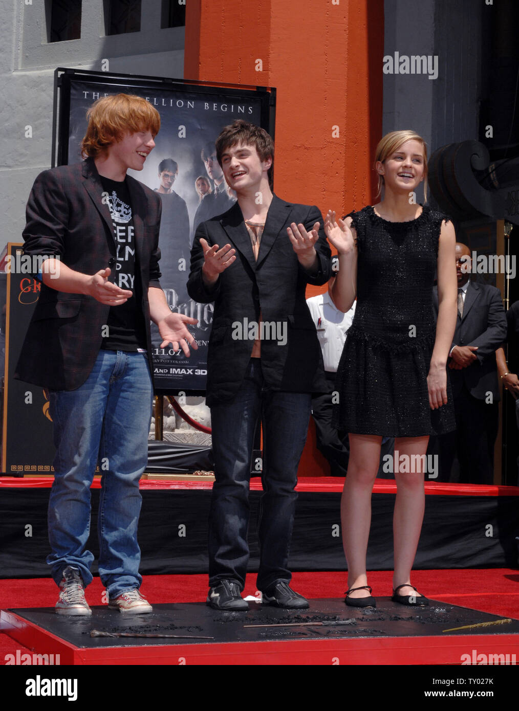 Die drei jungen Stars der 'Harry Potter' Filme Rupert Grint, Daniel Radcliffe und Emma Watson (L-R) stand in feuchtem Zement nach ihrer Füße, Hände und Zauberstäbe in die Substanz, auf dem Vorplatz des Grauman's Chinese Theater in Hollywood" in Los Angeles am 9. Juli 2007. 'Harry Potter und der Orden des Phönix", dem fünften Film der Reihe, weltweit in dieser Woche veröffentlicht werden. (UPI Foto/Jim Ruymen) Stockfoto