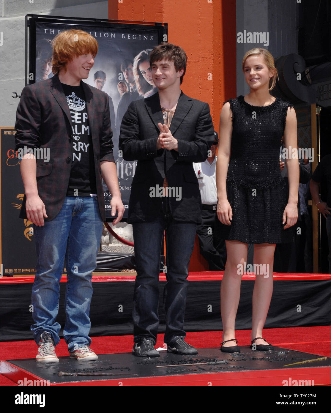 Die drei jungen Stars der 'Harry Potter' Filme Rupert Grint, Daniel Radcliffe und Emma Watson (L-R) stand in feuchtem Zement nach ihrer Füße, Hände und Zauberstäbe in die Substanz, auf dem Vorplatz des Grauman's Chinese Theater in Hollywood" in Los Angeles am 9. Juli 2007. 'Harry Potter und der Orden des Phönix", dem fünften Film der Reihe, weltweit in dieser Woche veröffentlicht werden. (UPI Foto/Jim Ruymen) Stockfoto