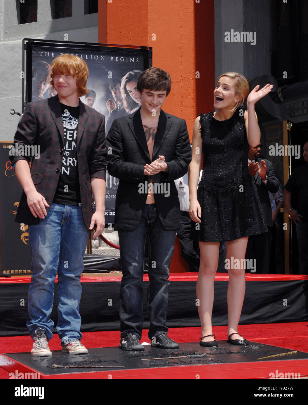 Die drei jungen Stars der 'Harry Potter' Filme Rupert Grint, Daniel Radcliffe und Emma Watson (L-R) stand in feuchtem Zement nach ihrer Füße, Hände und Zauberstäbe in die Substanz, auf dem Vorplatz des Grauman's Chinese Theater in Hollywood" in Los Angeles am 9. Juli 2007. 'Harry Potter und der Orden des Phönix", dem fünften Film der Reihe, weltweit in dieser Woche veröffentlicht werden. (UPI Foto/Jim Ruymen) Stockfoto