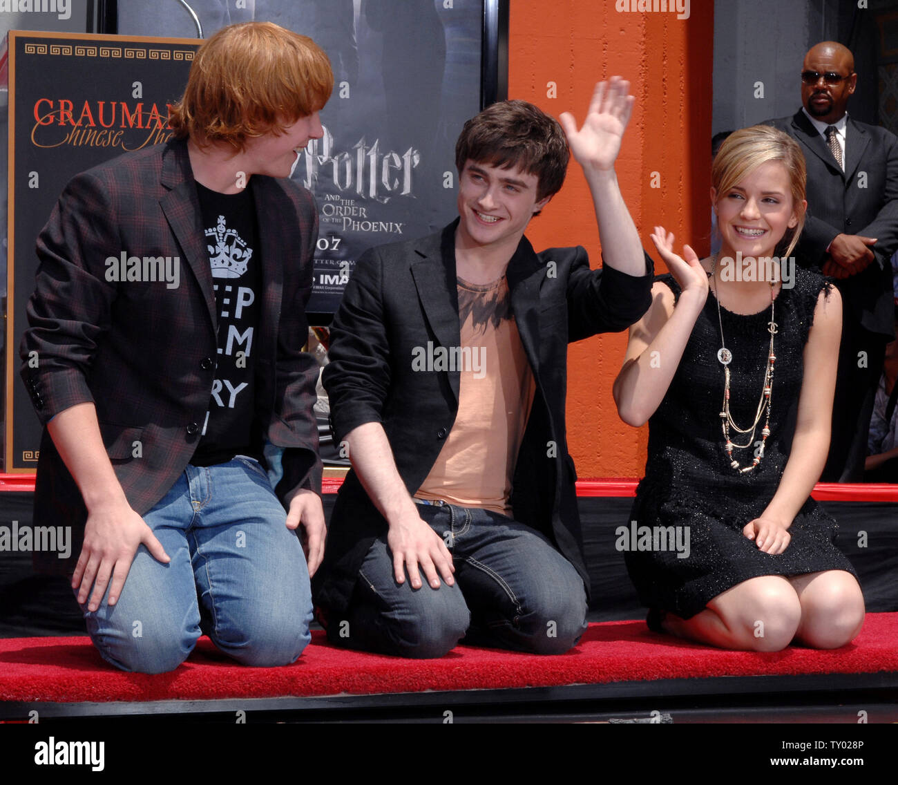 Die drei jungen Stars der 'Harry Potter' Filme Rupert Grint, Daniel Radcliffe und Emma Watson (L-R) wave Fans, nachdem sie ihre Hände in Zement während einer Zeremonie in den Vorplatz der Grauman's Chinese Theater in Hollywood" in Los Angeles am 9. Juli 2007. 'Harry Potter und der Orden des Phönix", dem fünften Film der Reihe, weltweit in dieser Woche veröffentlicht werden. (UPI Foto/Jim Ruymen) Stockfoto