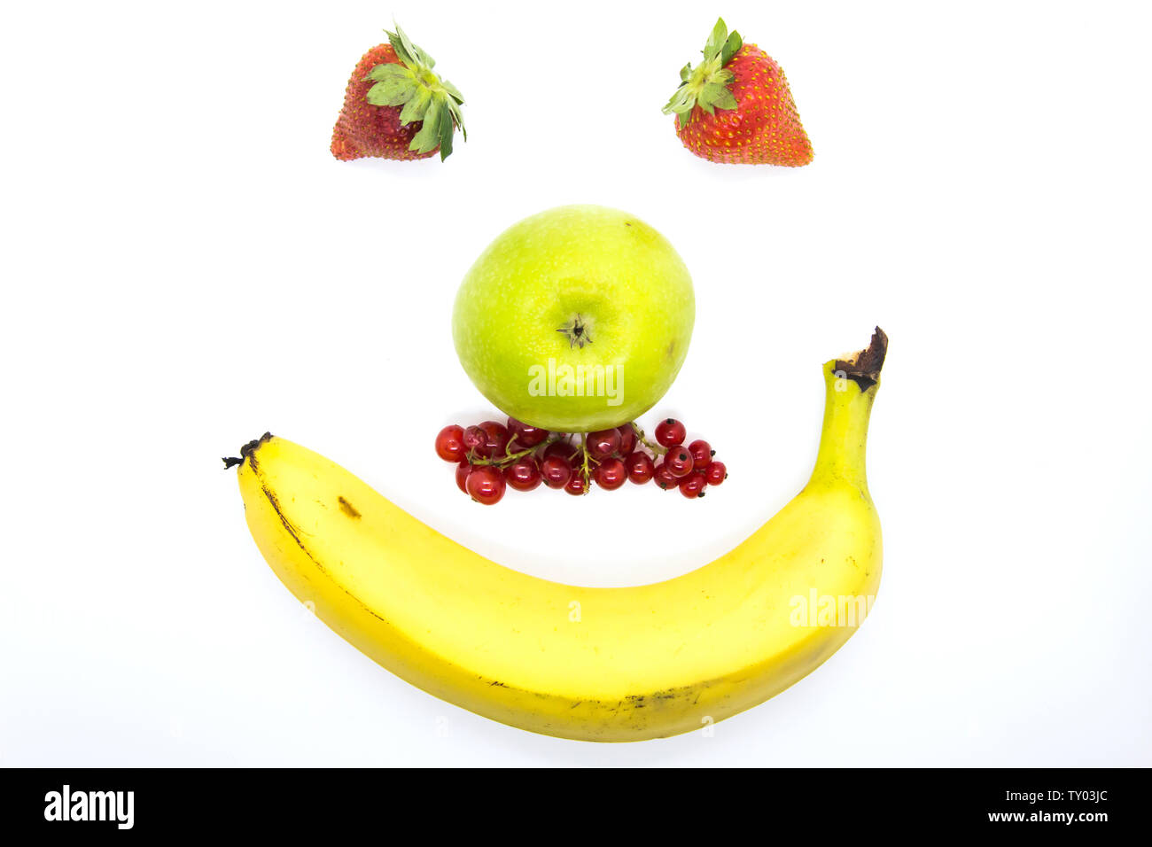 Lächelnd Obst Gesicht mit johannisbeere Schnurrbart auf weißem Hintergrund Stockfoto