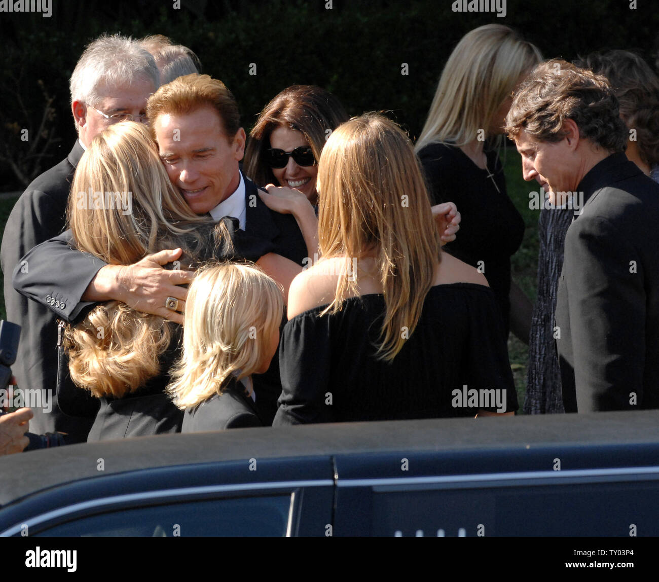 Der kalifornische Gouverneur Arnold Schwarzenegger Umarmungen Tricia Griffin (L) wie ihr Ehemann Tony Griffin und Ihrer Kinder auf den folgenden Begräbnis Dienstleistungen für Unterhaltung Mogul Merv Griffin in der Kirche vom Guten Hirten in Beverly Hills, Kalifornien am 17. August 2007. (UPI Foto/Jim Ruymen) Stockfoto