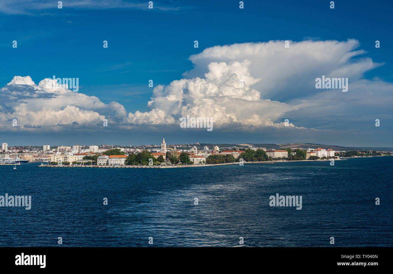 Kreuzfahrtschiff verlässt Dock am Hafen von Zadar in Kroatien Stockfoto