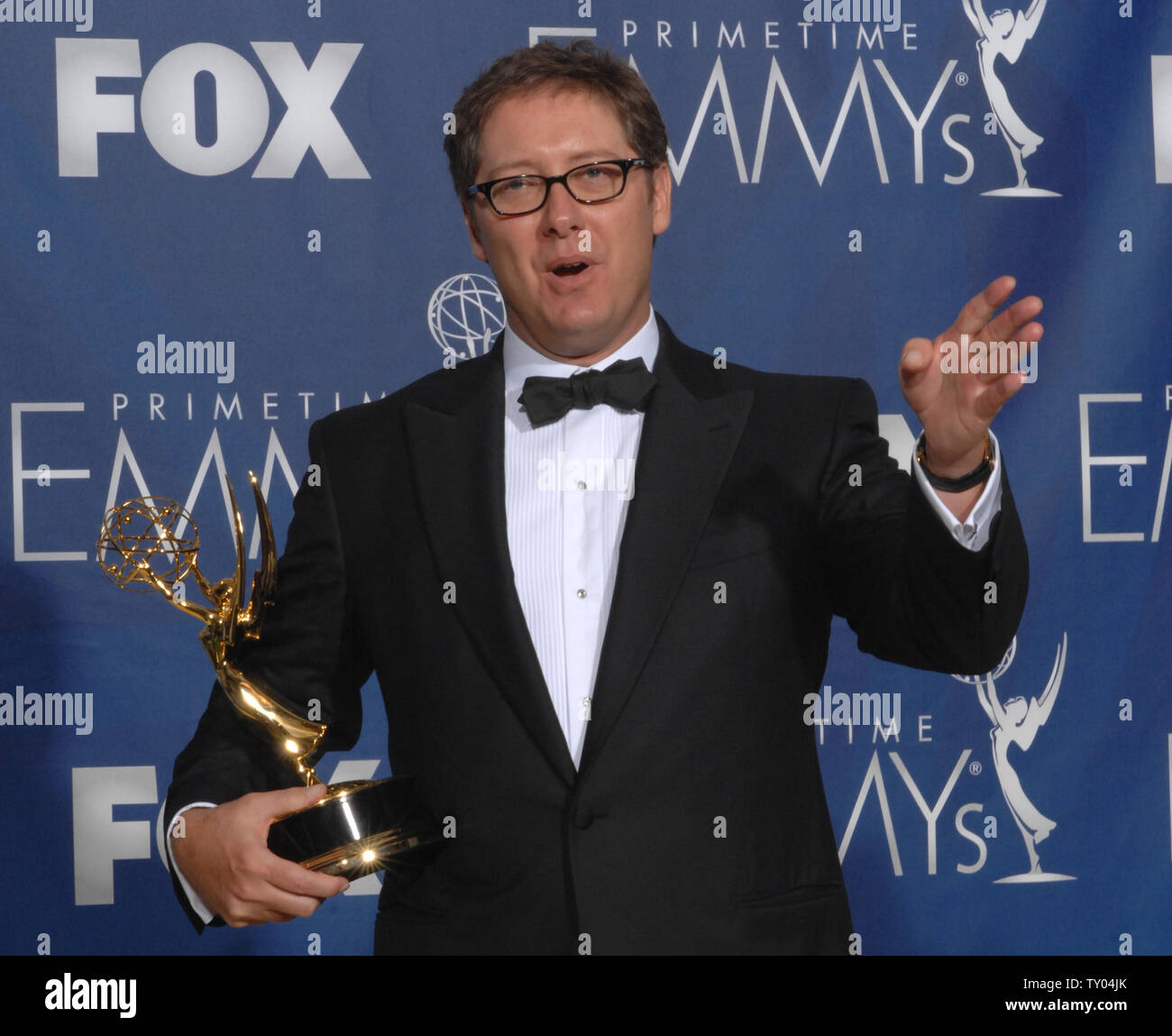 James Spader erscheint Backstage mit dem Emmy, die er für die Arbeit an "Boston Legal gewonnen' an der 59th Primetime Emmy Awards im Shrine Auditorium in Los Angeles am 16. September 2007. (UPI Foto/Scott Harms) Stockfoto