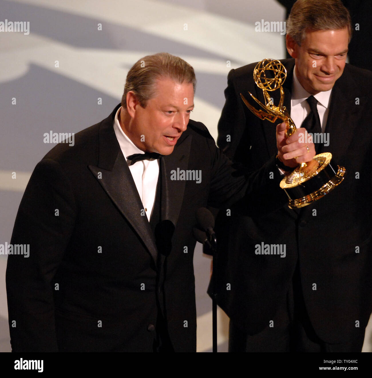 Der frühere US-Vizepräsident Al Gore (L) und Joel Hyatt akzeptieren Sie die Auszeichnung für herausragende kreative Leistungen im interaktiven Fernsehen an der 59th Primetime Emmy Awards in Los Angeles, am 16. September 2007. (UPI Foto/Jim Ruymen) Stockfoto