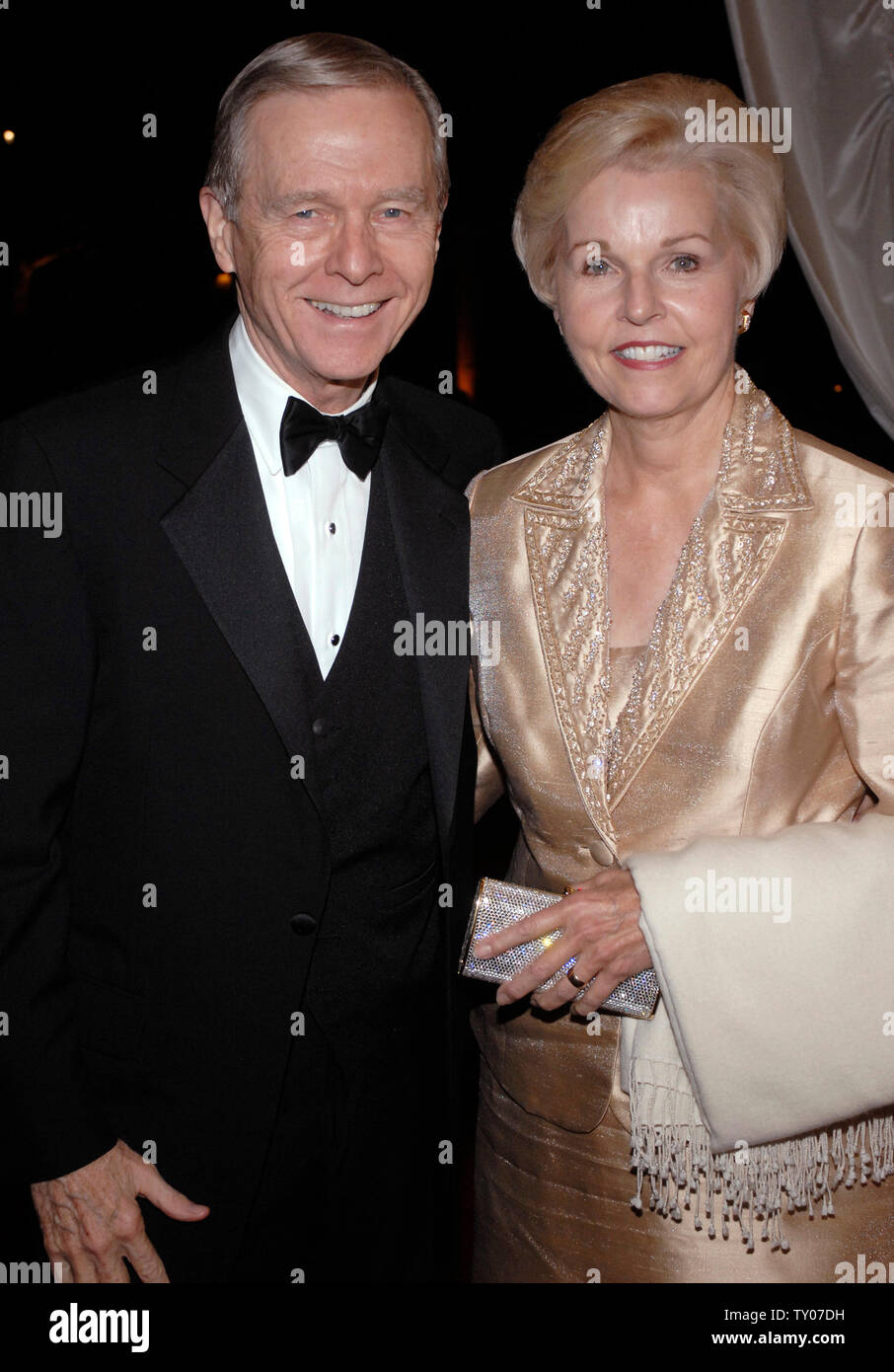 Der ehemalige Gouverneur von Kalifornien Pete Wilson (L) und Frau Gayle Edlund nehmen an der Gala anlässlich der Eröffnung der 'Nancy Reagan - der First Lady Style" Ausstellung in der Ronald Reagan Presidential Library in Simi Valley, Kalifornien am 8. November 2007. (UPI Foto/Phil McCarten) Stockfoto