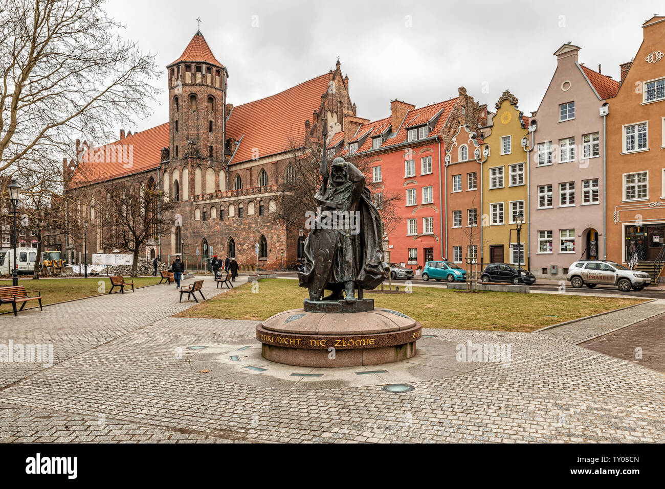 Danzig, Polen - Feb 14, 2019: Blick auf die mittelalterliche Ritter, Krieger Denkmal und St Nicholas katholische Kirche in Danzig, Polen. Stockfoto