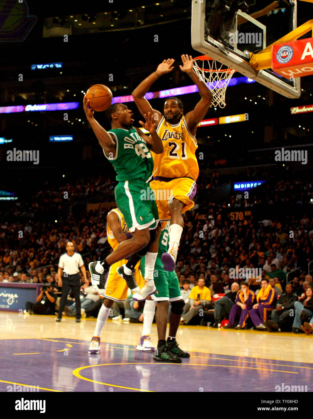 Boston guard Tony Allen (L) Kerben über Los Angeles Lakers vorwärts Ronny Turiaf im dritten Quartal bei Staples Center in Los Angeles am 30 Dezember, 2007. Die Celtics gegen die Lakers 110-91. (UPI Foto/Jon SooHoo) Stockfoto