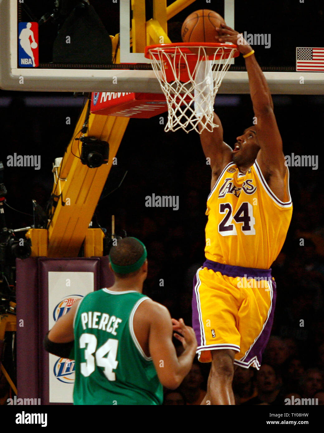 Los Angeles Lakers guard Kobe Bryant (24) dunks über Boston Celtics, Paul Pierce im vierten Quartal bei Staples Center in Los Angeles am 30 Dezember, 2007. Die Celtics gegen die Lakers 110-91. (UPI Foto/Jon SooHoo) Stockfoto