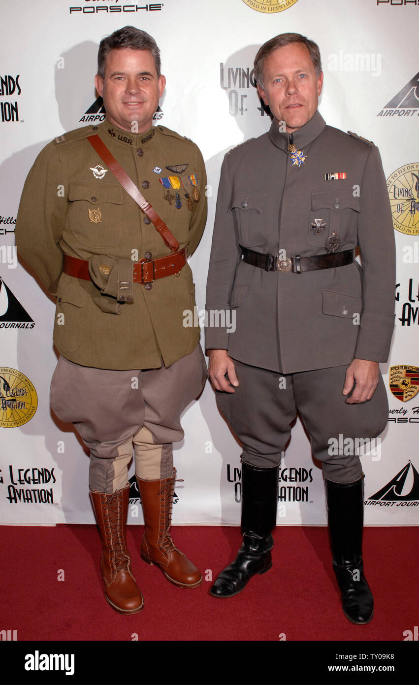 Andy Parks (L) und Mark Holliday Verschleiß WWI ära der Russischen und der Deutschen militärischen Uniformen die lebenden Legenden der Luftfahrt 5. jährlichen Awards in Beverly Hills, Kalifornien am 24. Januar 2008. (UPI Foto/Phil McCarten) Stockfoto