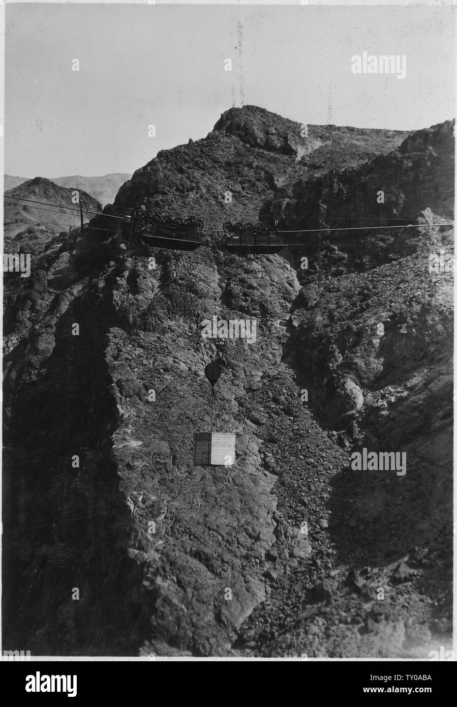 Eigengewicht Test auf einer von sechs Unternehmen 20-Tonne Bergbahnen. Span ist zu einem 20-Tonnen Kapazität und wird mit konkreten Block 26 Tonnen Gewicht getestet.; Umfang und Inhalt: Foto aus Band 2 einer Reihe von Fotoalben dokumentiert den Bau des Hoover Dam, Boulder City, Nevada. Stockfoto