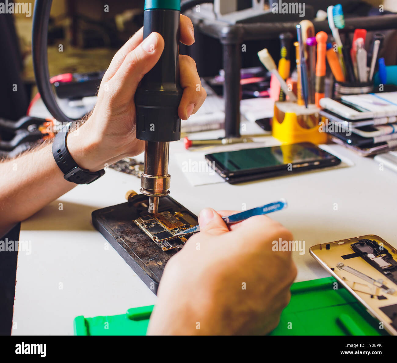 Handy reparieren. Smartphone Teile und Werkzeuge für die Wiederherstellung, selektiver Fokus-Anlagen Stockfoto