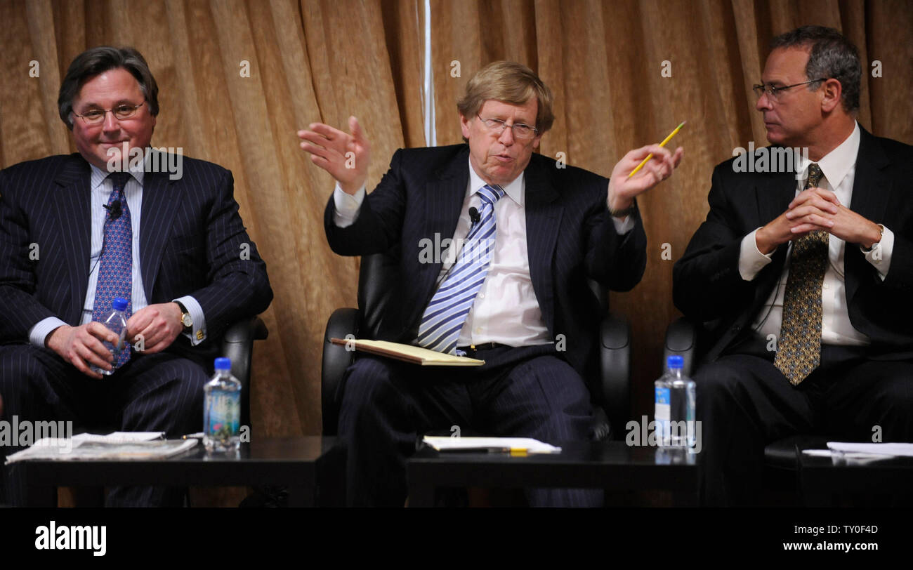 Brian Tiernay, Herausgeber der Philadelphia Enquirer, Theodore Olsen, partner Gibson, Dunn & Crutcher LLP und ehemaliger Generalstaatsanwalt der USA, und Brian Greenspun, Präsident und Herausgeber der Zeitung "Las Vegas Sun" (L-R), beteiligen sich an der "Die Zukunft der Printmedien: Wie die Anpassung an das digitale Zeitalter" an der Milken Institut globale Konferenz in Beverly Hills Kalifornien am 28. April 2008 (UPI Foto/Jim Ruymen) Stockfoto