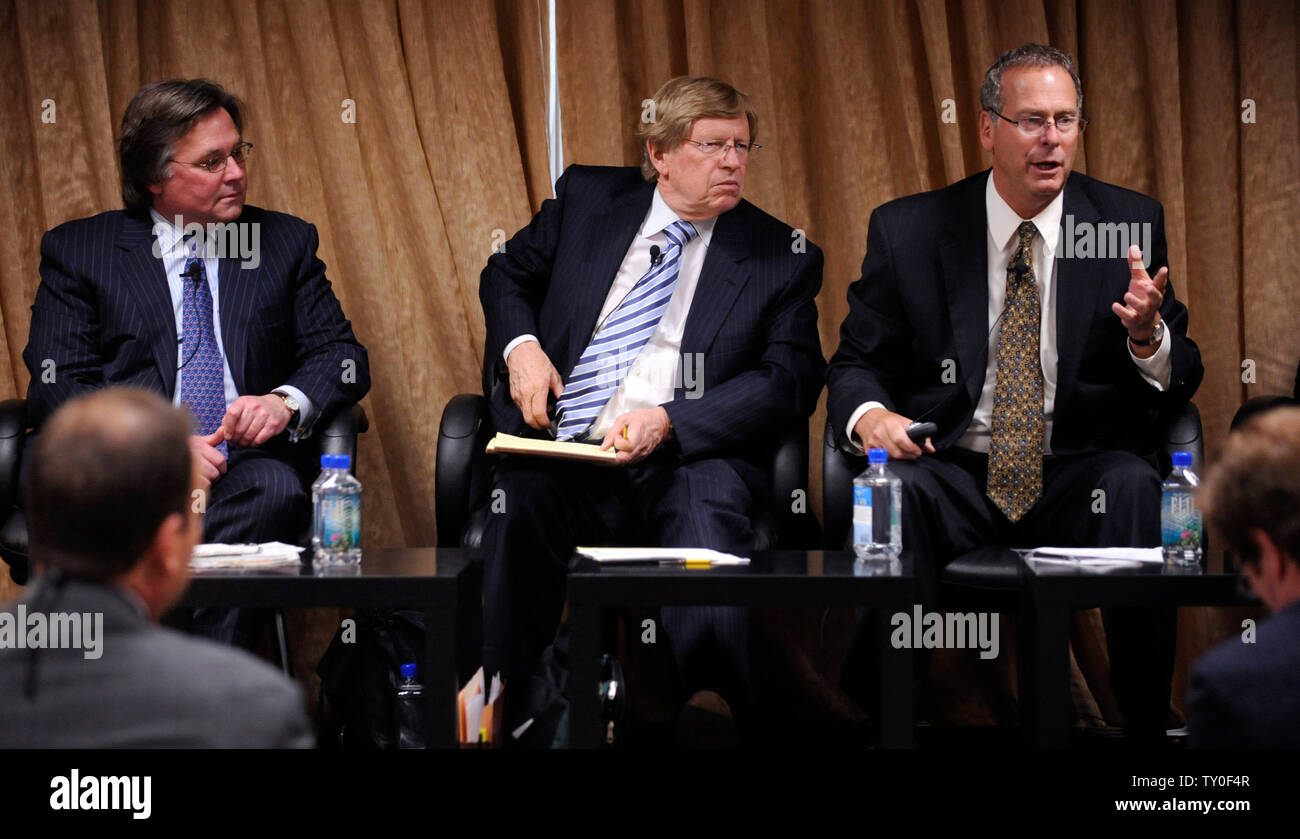 Brian Tiernay, Herausgeber der Philadelphia Enquirer, Theodore Olsen, partner Gibson, Dunn & Crutcher LLP und ehemaliger Generalstaatsanwalt der USA, und Brian Greenspun, Präsident und Herausgeber der Zeitung "Las Vegas Sun" (L-R), beteiligen sich an der "Die Zukunft der Printmedien: Wie die Anpassung an das digitale Zeitalter" an der Milken Institut globale Konferenz in Beverly Hills Kalifornien am 28. April 2008 (UPI Foto/Jim Ruymen) Stockfoto