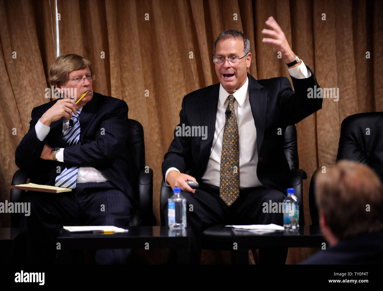 Theodore Olsen (L), partner Gibson, Dunn & Crutcher LLP und ehemaliger Generalstaatsanwalt der USA, und Brian Greenspun, Präsident und Herausgeber der Zeitung "Las Vegas Sun", beteiligen sich an der "Die Zukunft der Printmedien: Wie die Anpassung an das digitale Zeitalter" an der Milken Institut globale Konferenz in Beverly Hills Kalifornien am 28. April 2008 (UPI Foto/Jim Ruymen) Stockfoto